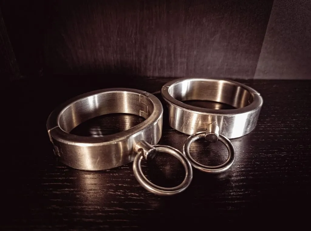 Handschellen und Zubehör im SM Apartment