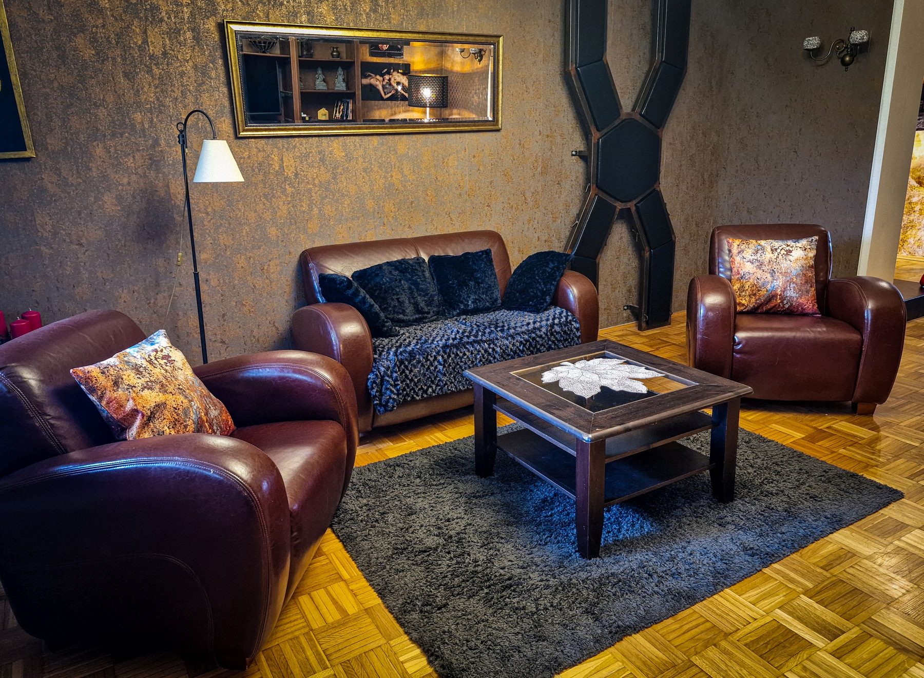 Andreaskreuz im Wohnzimmer der SM Wohnung in Essen